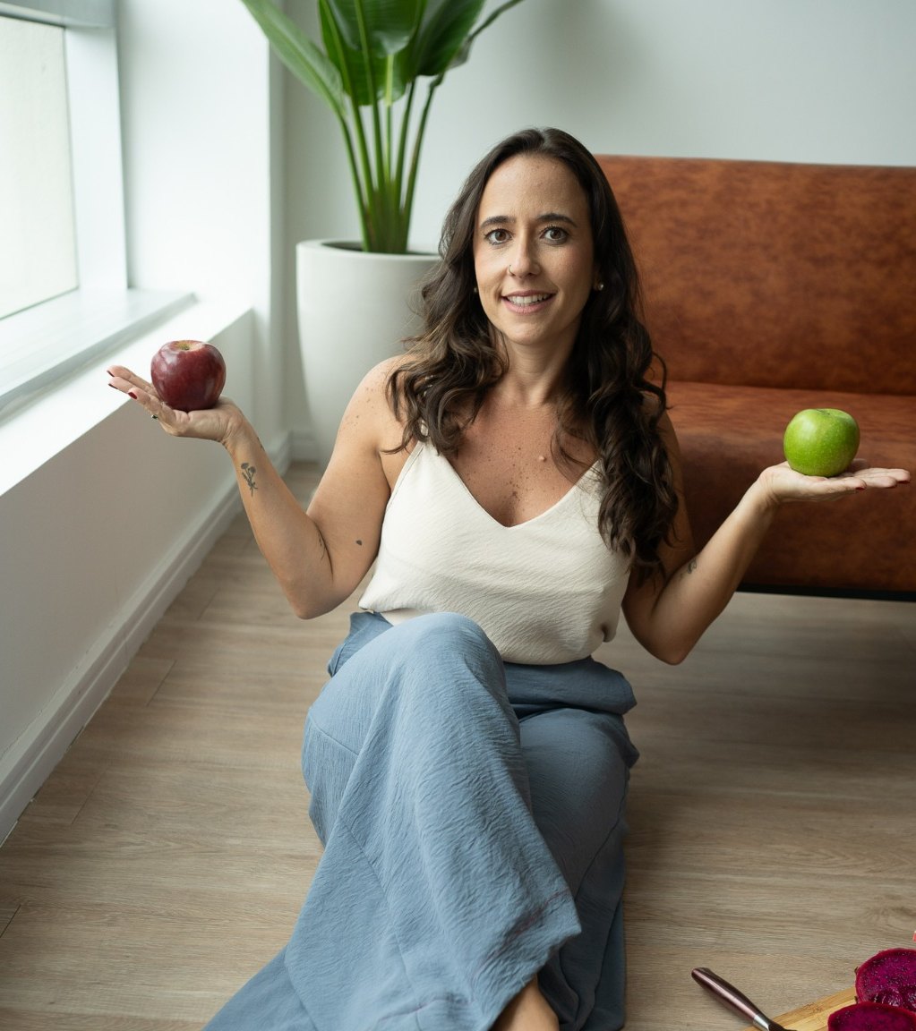 Elisa Ferreira sorrindo com uma xícara
