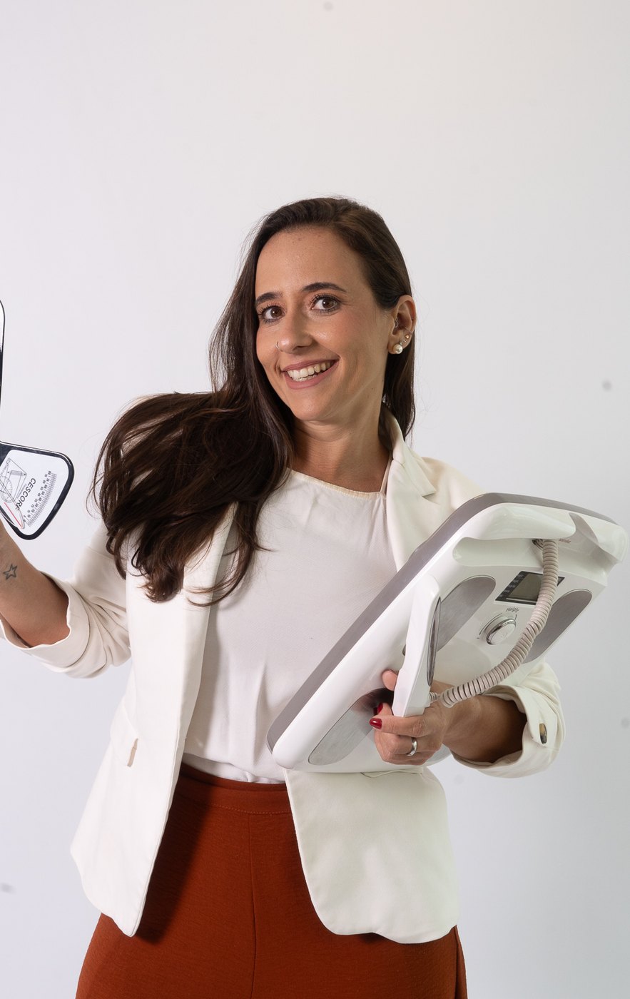 Elisa Ferreira no consultório, com equipamento de avaliação